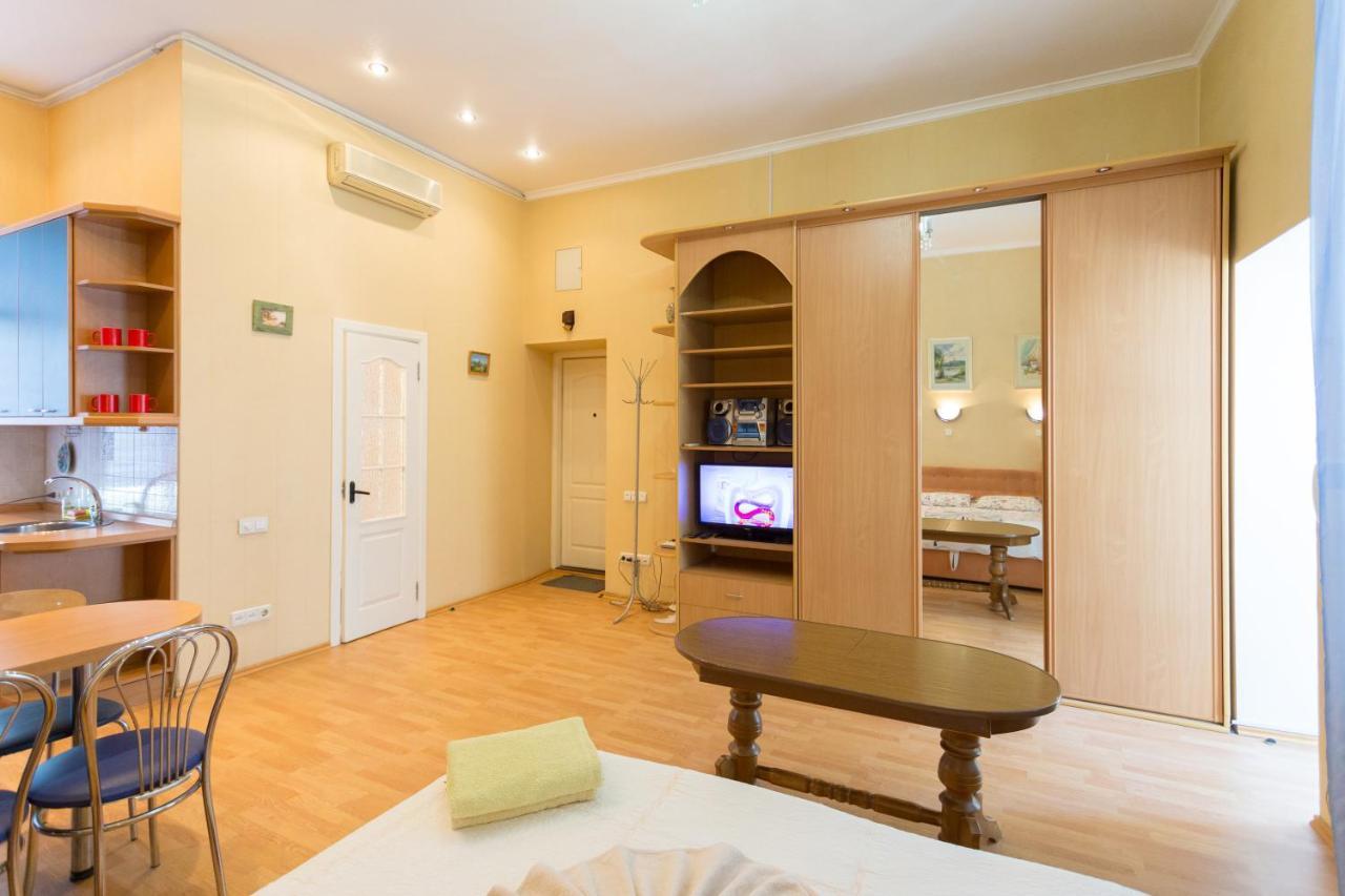 Central Area Apartments Kiev Bagian luar foto
