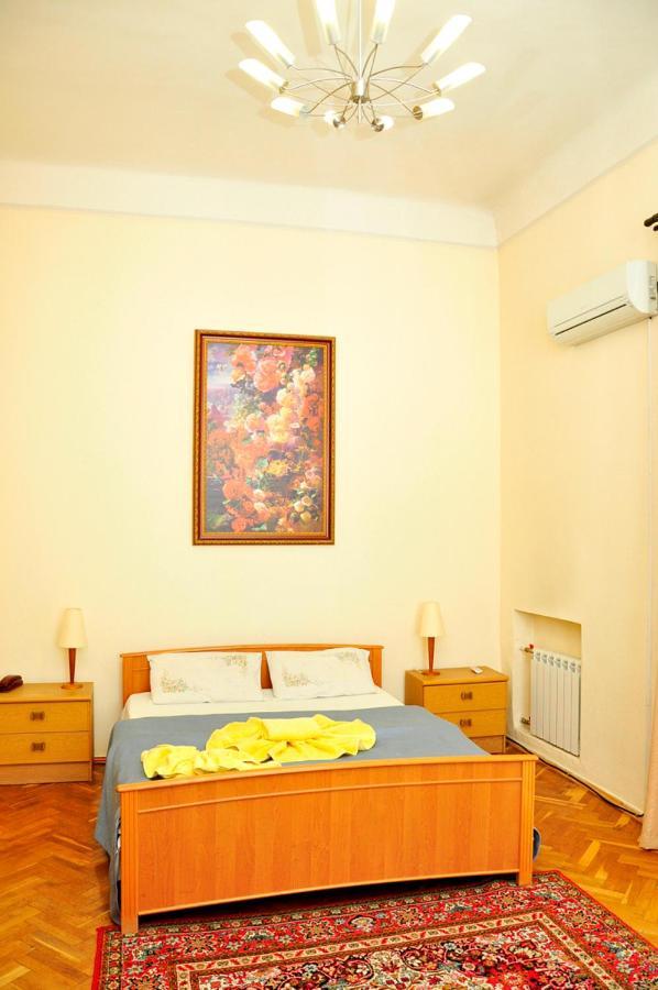 Central Area Apartments Kiev Bagian luar foto